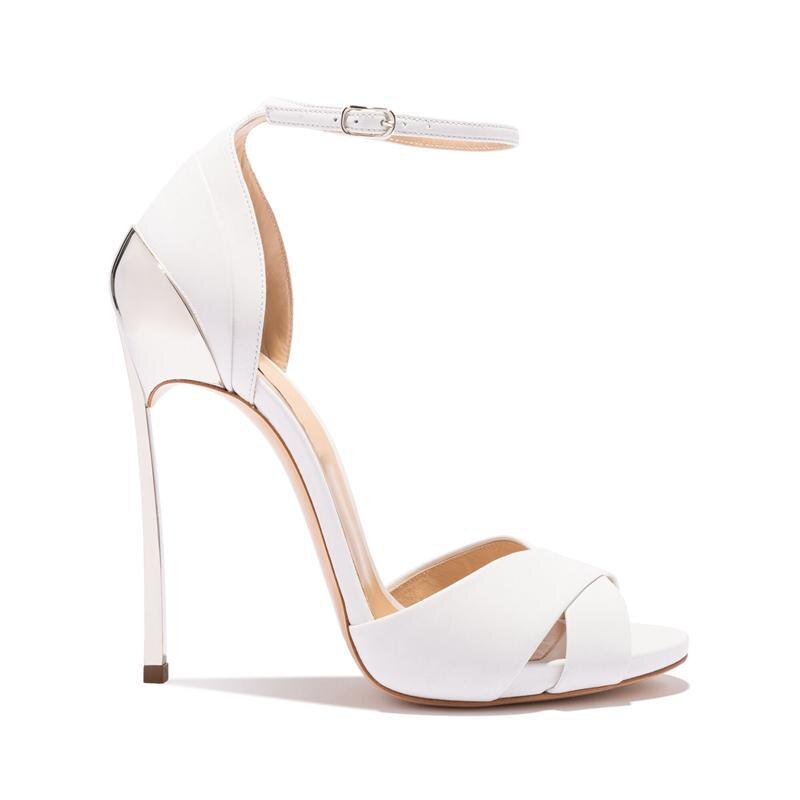 Sandalias de Estilo Romano con Tacón Metálico de Aguja y Detalles Brillantes