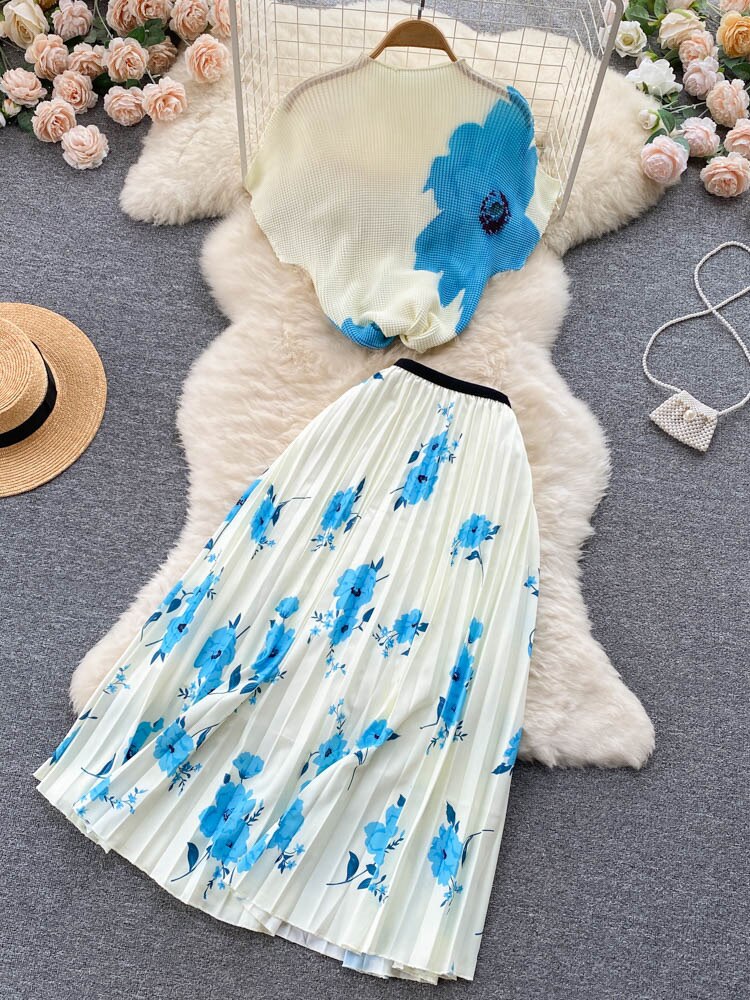 Printed T-shirt and wide pleated midi skirt set