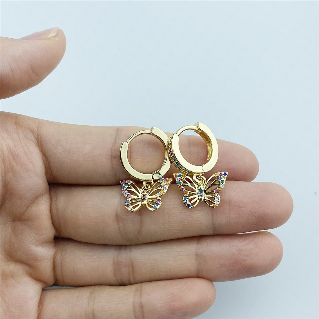 Elegantes Aretes Arcadas Colgantes con Diseño