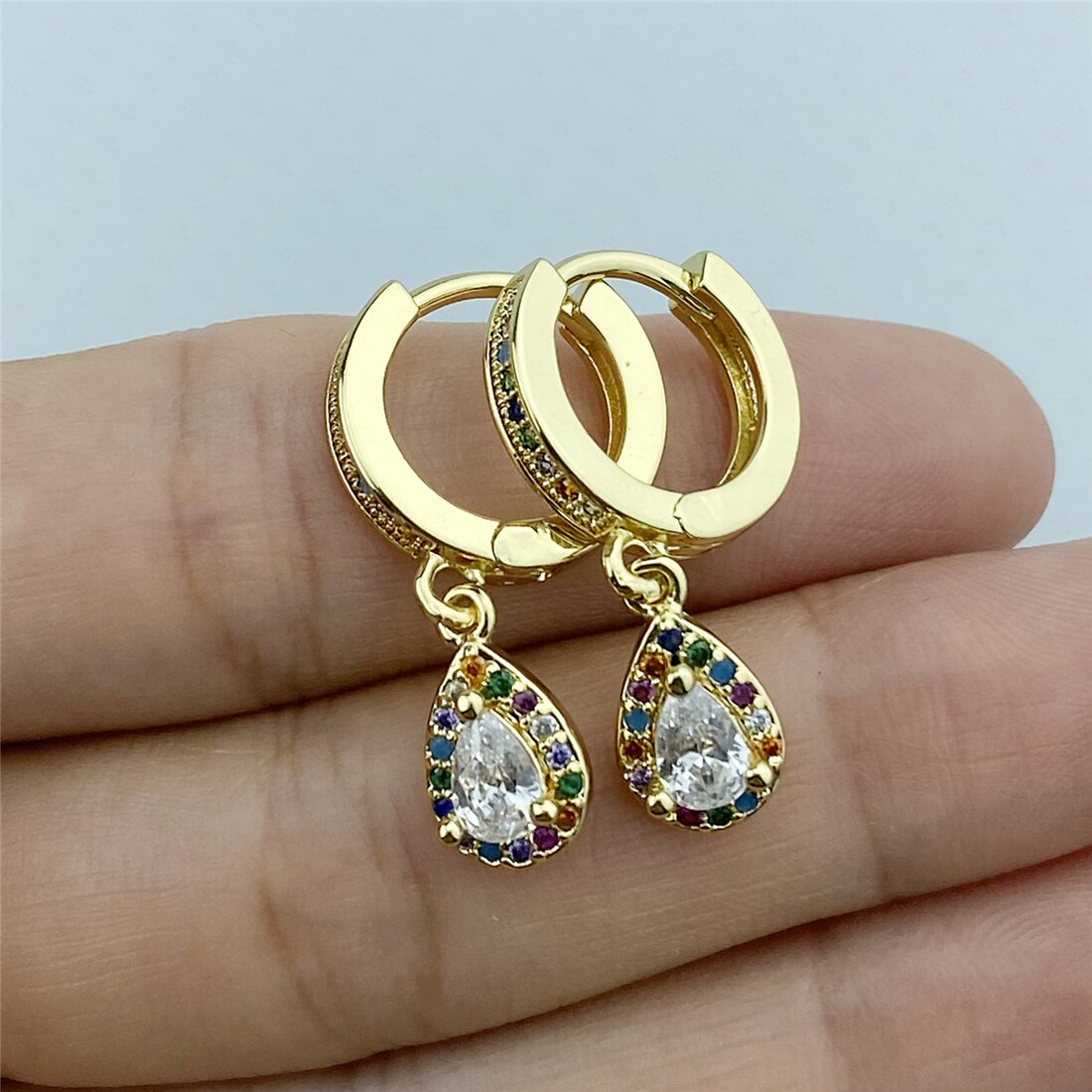 Elegantes Aretes Arcadas Colgantes con Diseño