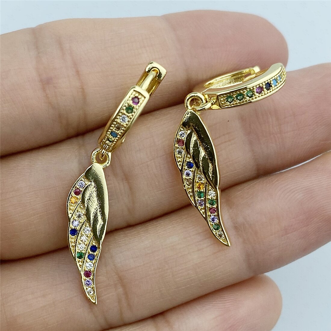 Elegantes Aretes Arcadas Colgantes con Diseño