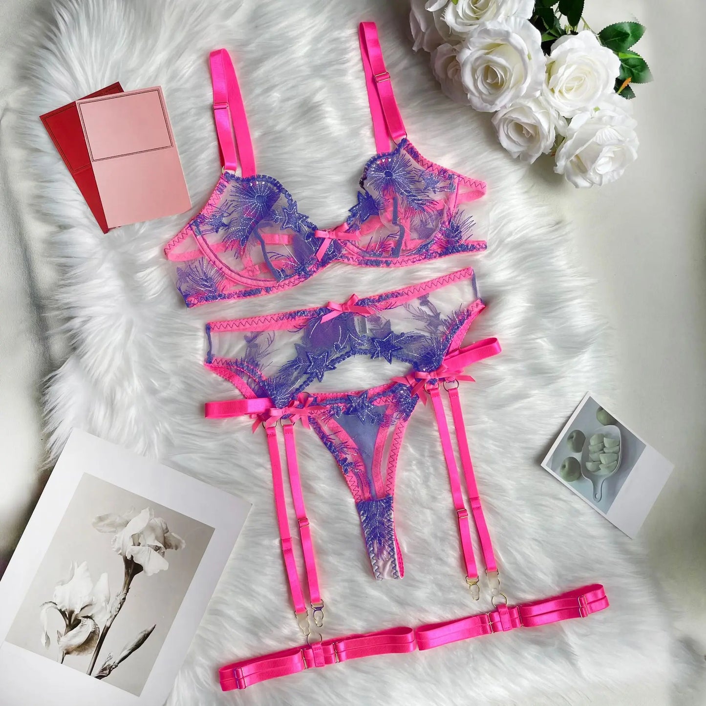 Conjunto de Lencería de Encaje Rosa Con Cinturilla y Detalles Florales Transparentes