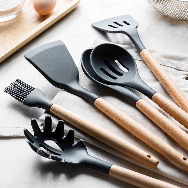 Set de Utensilios de Cocina de Silicona con Mango de Madera y Cubo de Almacenamiento